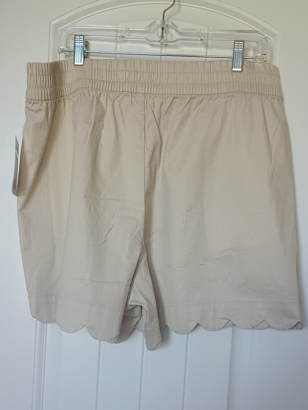 CROWN & IVY Womens Scallop Hem Bermuda Shorts Size XL Cream NWT Elastic Waist
